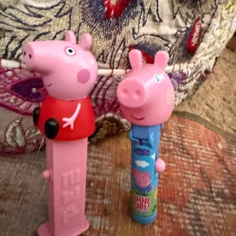 Peppa Pig Pez Dispenser and George Pig Pop Ups Lollipop Holder